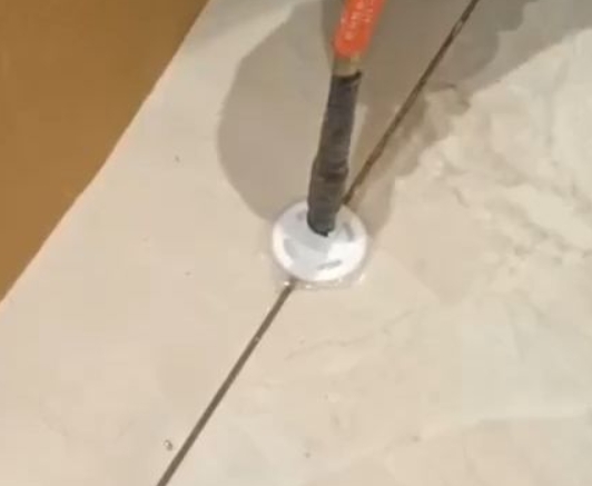 沙河口瓷砖空鼓维修公司专业解答瓷砖在铺贴过程中，如果没有涂抹均匀到位的粘结材料（如水泥砂浆或瓷砖胶），可能会导致以下问题