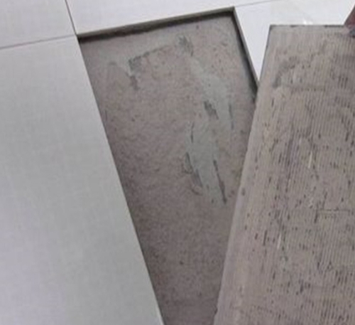 沙河口瓷砖空鼓维修公司分享瓷砖铺贴时如果打浆（即涂抹在瓷砖背面和基层上的砂浆或瓷砖胶）过少，会带来以下问题